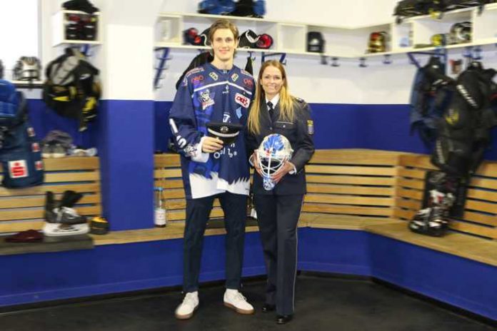 Artikel: Polizei wirbt beim Eishockeyspiel der Kassel Huskies um Nachwuchs Artikel: Polizei wirbt beim Eishockeyspiel der Kassel Huskies um Nachwuchs