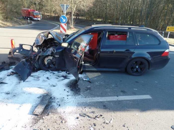 Artikel_Schulbus kollidiert beim Abbiegen mit Pkw