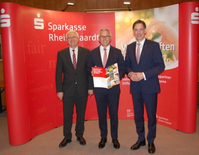Jahrespressegespräch 2019: Vorstandsmitglied Thomas Distler, Vorstandsvorsitzender Andreas Ott, Vorstandsmitglied Georg Lixenfeld (Foto: Sparkasse Rhein-Haardt)