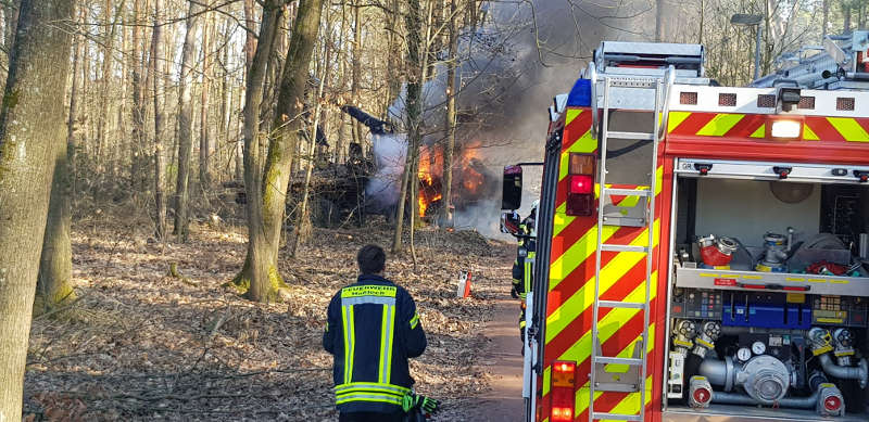 Ein Holzrückefahrzeug geriet in Brand (Foto: Feuerwehr Haßloch)