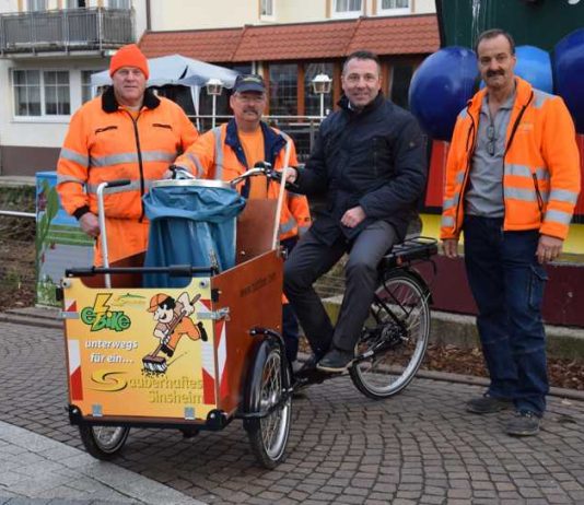 (Stadtmarketing): OB Jörg Albrecht (2.v.re.) übergab das Lastenfahrrad an die städtischen Mitarbeiter (von li.) Jürgen Nerpel, Helmut Fübrich und Gunter Müller.