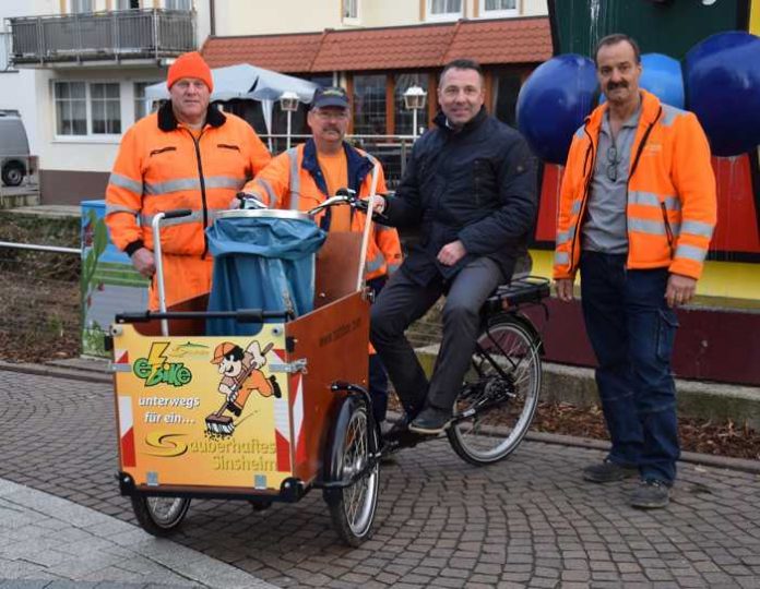 (Stadtmarketing): OB Jörg Albrecht (2.v.re.) übergab das Lastenfahrrad an die städtischen Mitarbeiter (von li.) Jürgen Nerpel, Helmut Fübrich und Gunter Müller.