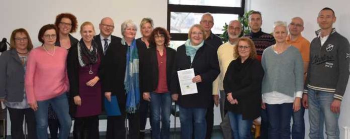 Erste Kreisbeigeordnete und Gesundheitsdezernentin Diana Stolz (4. von links) beim Erfahrungsaustausch zum Thema Spezialisierte ambulante Palliativversorgung. Erste Kreisbeigeordnete und Gesundheitsdezernentin Diana Stolz (4. von links) beim Erfahrungsaustausch zum Thema Spezialisierte ambulante Palliativversorgung.