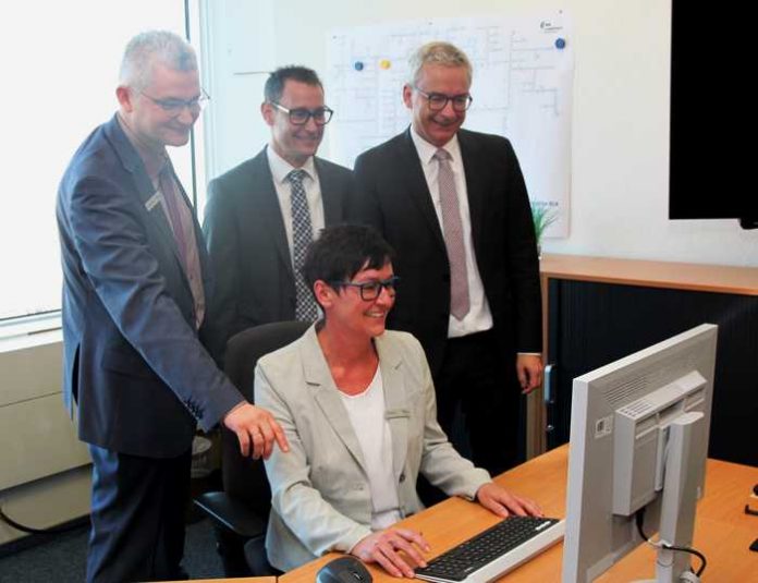 Haben den Startschuss für die E-Rechnung gegeben: (v.r.n.l.): Landrat Dr. Christoph Schnaudigel, ITEOS-Geschäftsführer William Schmitt, Finanzdezernent Ragnar Watteroth und Sabine Eisemann. Haben den Startschuss für die E-Rechnung gegeben: (v.r.n.l.): Landrat Dr. Christoph Schnaudigel, ITEOS-Geschäftsführer William Schmitt, Finanzdezernent Ragnar Watteroth und Sabine Eisemann.