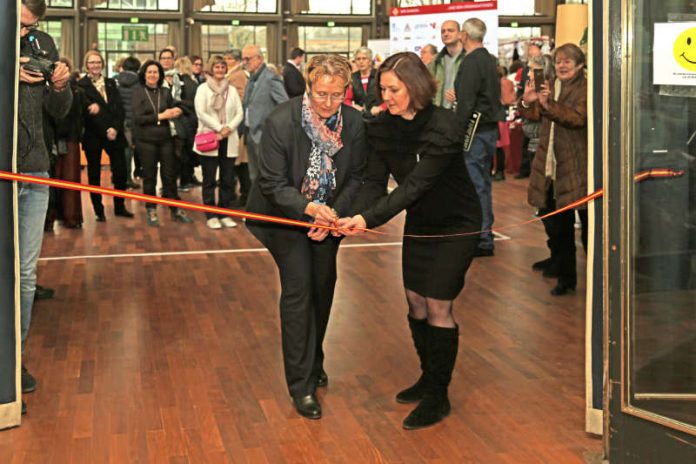 Erste Bürgermeisterin Gabriele Luczak-Schwarz und Pfennigbasarleiterin Dr. Birgit Maczek (Foto: Klaus Eppele) Erste Bürgermeisterin Gabriele Luczak-Schwarz und Pfennigbasarleiterin Dr. Birgit Maczek (Foto: Klaus Eppele)