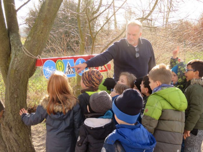 Schilderschule für die KiTa-Kinder (Foto: Gemeindeverwaltung Haßloch)