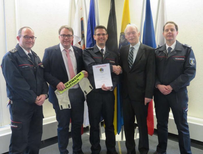 Offizielle Ernennung im Ratssaal des Rathauses: Der ehemalige stellv. Wehrleiter Klaus Sieber, Feuerwehrdezernent Tobias Meyer, der neue stellv. Wehrleiter Christian Betzel, Bürgermeister Lothar Lorch und Wehrleiter Marco Himmighöfer (v.l.n.r.). (Foto: Gemeindeverwaltung Haßloch)