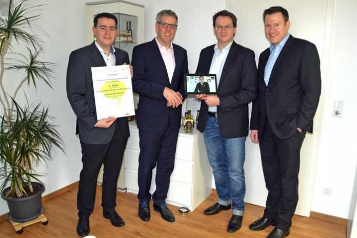 In den Räumen der Idea Distillers GmbH in Heppenheim (von links): Markus Lahm, Leiter der Gründerberatung der Wirtschaftsregion Bergstraße / Wirtschaftsförderung Bergstraße GmbH (WFB), Landrat Christian Engelhardt, Simon Weiß, Geschäftsführer des Unternehmens, und Dr. Matthias Zürker, WFB-Geschäftsführer. Christian Schrade war aus Berlin via Videotelefonie live zugeschaltet. Foto: WfB