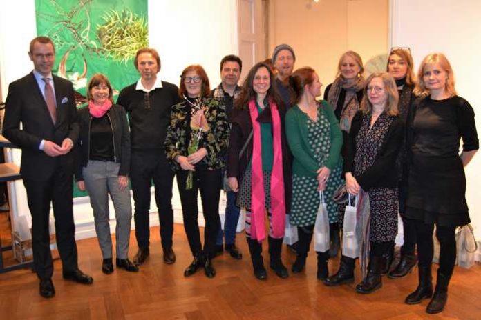 Bürgermeister und Kulturdezernent Dr. Maximilian Ingenthron (l.), Sabine Haas, Leiterin der städtischen Kulturabteilung (2.v.l.), und Kuratorin Dr. Lida von Mengden (4.v.l.) gemeinsam mit ausstellenden Künstlerinnen und Künstlern bei der Vernissage der Ausstellung „modern baroque“. (Quelle: Stadt Landau in der Pfalz)