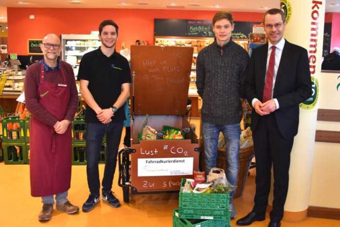 Hier ist auch Platz für Ihren Einkauf: Füllhorn-Miteigentümer Jürgen Lang, Gründer Tobias Schoppe, Mitarbeiter Jannis Wiora und Bürgermeister Dr. Maximilian Ingenthron (v.l.n.r.) im Landauer Biomarkt Füllhorn. (Quelle: Stadt Landau in der Pfalz)