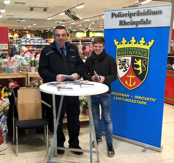 Informationsstand im Wasgaumarkt Informationsstand im Wasgaumarkt