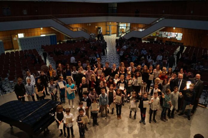 Das Konzert fand am Sonntag, 17. Februar in der Aula des Hannah-Arendt-Gymnasiums in Haßloch statt (Foto: Kreisverwaltung Haßloch) Das Konzert fand am Sonntag, 17. Februar in der Aula des Hannah-Arendt-Gymnasiums in Haßloch statt (Foto: Kreisverwaltung Haßloch)