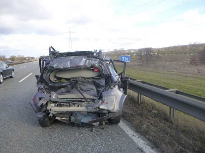 LKW fuhr ungebremst auf Pannen-PKW