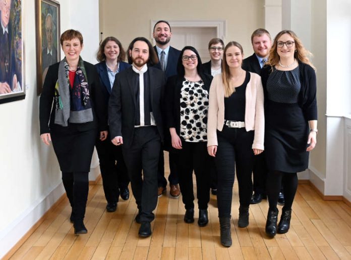 Mutig voran: Die neuen Pfarrerinnen und Pfarrer mit Oberkirchenrätin Marianne Wagner von links: Oberkirchenrätin Marianne Wagner, Hildrun Groß, Lorenzo Cassola, Simon Krug, Jasmin Coenen, Vera Ettinger, Katharina Weber, Marcel Spitz, Francesca Brand (Foto: lk/Landry)