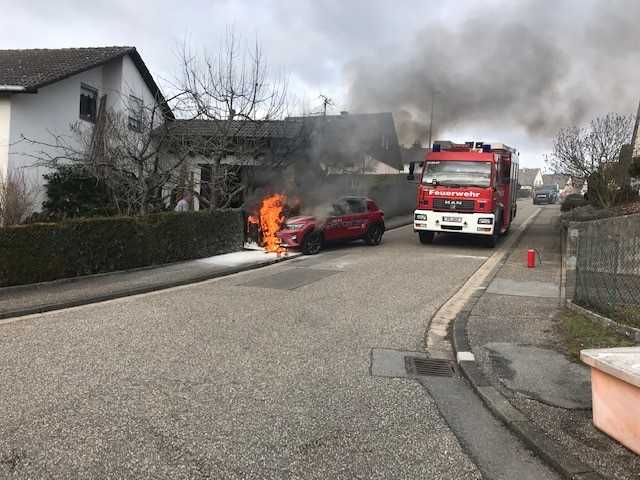 Pirmasens_Pkw faehrt gegen Strom- und Telefonverteilerkasten Pirmasens_Pkw faehrt gegen Strom- und Telefonverteilerkasten