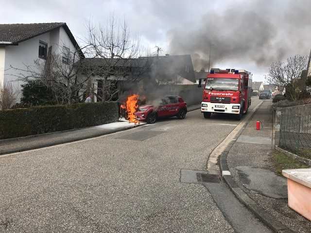 Pirmasens_Pkw faehrt gegen Strom- und Telefonverteilerkasten