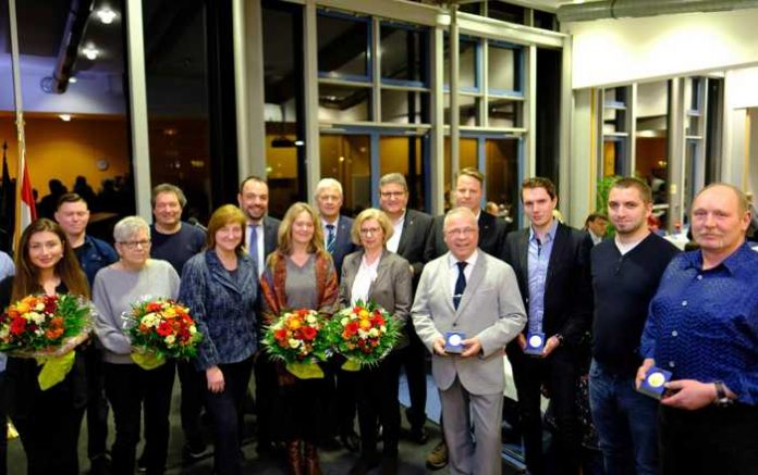 Polizeimedaille - 11 couragierte Menschen oeffentlich ausgezeichnet