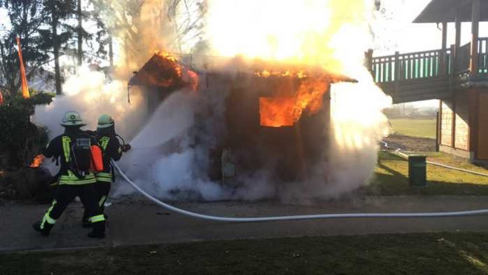 Artikel_Saunabrand-Miramar; © Feuerwehr Weinheim Artikel_Saunabrand-Miramar; © Feuerwehr Weinheim
