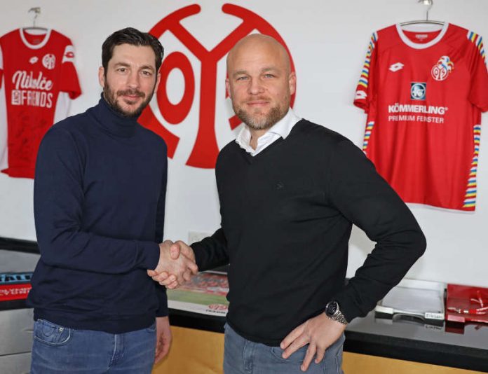 05-Sportvorstand Rouven Schröder und Cheftrainer Sandro Schwarz bei der Vertragsunterzeichnung (Foto: rscp/Mainz 05)