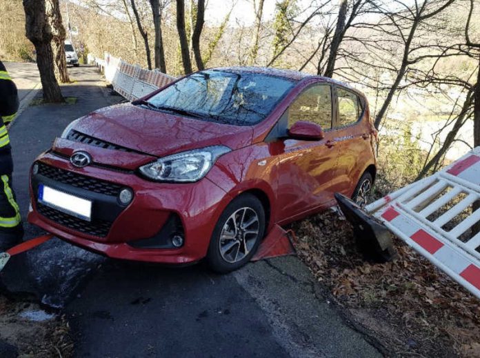 Durch den Aufprall drehte sich der Hyundai und hing anschließend mit dem Heck in der Böschung. (Foto: Feuerwehr Neustadt)