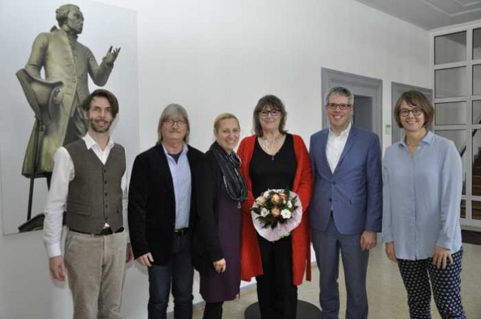 Landrat Christian Engelhardt (2.v.r.) und die Erste Kreisbeigeordnete Diana Stolz (3.v.l.) verabschiedeten Petra Etzel (3.v.r.) in den Ruhestand. Weitere Teilnehmer waren (v.r.n.l.) Dr. Alexander Beile (links) vom Gesundheitsamt, Ehemann und Personalrat Jürgen Etzel sowie Personalchefin Barbara Hoffbauer. Landrat Christian Engelhardt (2.v.r.) und die Erste Kreisbeigeordnete Diana Stolz (3.v.l.) verabschiedeten Petra Etzel (3.v.r.) in den Ruhestand. Weitere Teilnehmer waren (v.r.n.l.) Dr. Alexander Beile (links) vom Gesundheitsamt, Ehemann und Personalrat Jürgen Etzel sowie Personalchefin Barbara Hoffbauer.