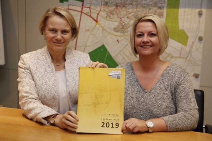 Bürgermeisterin Christiane Staab (li.) und Monika Wolk (Kämmerei) stellten die wesentlichen Punkte des Haushaltsplanentwurfs für 2019 im Gemeinderat vor (Fotos: Pfeifer) Bürgermeisterin Christiane Staab (li.) und Monika Wolk (Kämmerei) stellten die wesentlichen Punkte des Haushaltsplanentwurfs für 2019 im Gemeinderat vor (Fotos: Pfeifer)