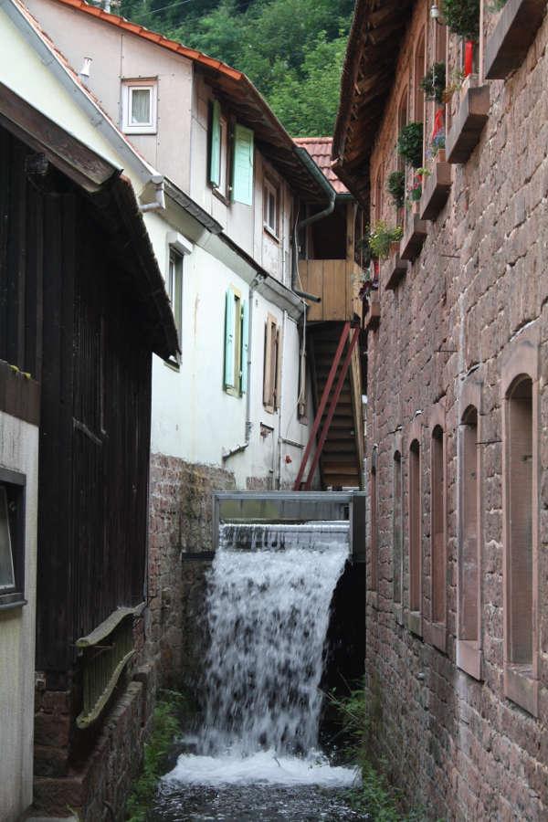 Der Wasserabsturz bei der Wappenschmiede - seit nunmehr über zwei Jahrhunderten nahezu unverändert. (Bild: Benno Münch)
