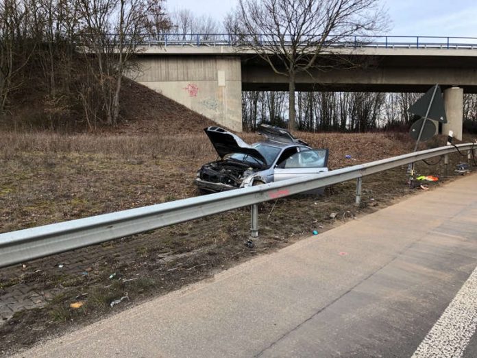 Der beschädigte BMW neben der Leitplanke (Foto: Polizei RLP) Der beschädigte BMW neben der Leitplanke (Foto: Polizei RLP)