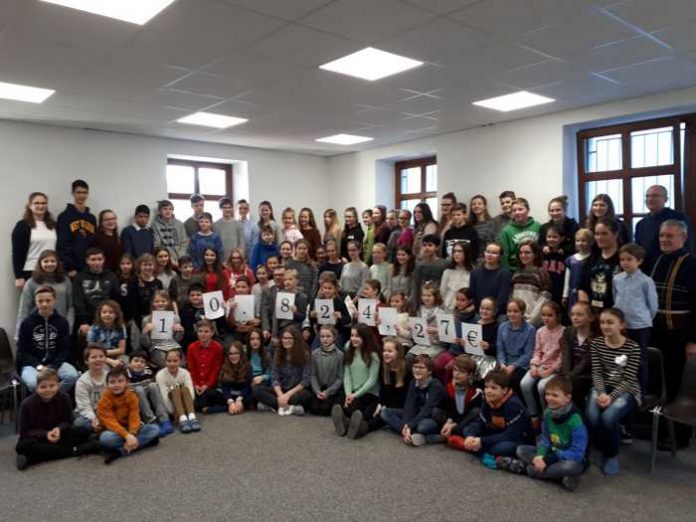 Die fleißigen Mitglieder des Fußgönheimer Spielkreises präsentieren stolz die eingesammelte Spendensumme. Quelle: Fußgönheimer Spielkreis Die fleißigen Mitglieder des Fußgönheimer Spielkreises präsentieren stolz die eingesammelte Spendensumme. Quelle: Fußgönheimer Spielkreis