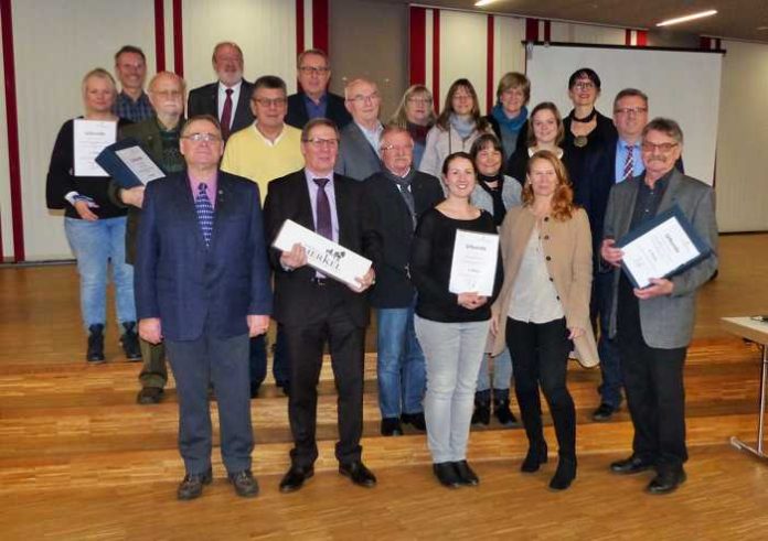 Die engagierten Preisträger bei der Verleihung des Ehrenamtspreises des Rhein-Pfalz-Kreises. Quelle: Kreisverwaltung Rhein-Pfalz Die engagierten Preisträger bei der Verleihung des Ehrenamtspreises des Rhein-Pfalz-Kreises. Quelle: Kreisverwaltung Rhein-Pfalz