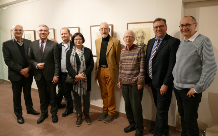 Eröffneten die Ausstellung: ehem. Kulturbeigeordneter des Rhein-Neckar-Kreises Hans Werne, Landrat Dallinger, Dr. Oliver Bentz, drei Verwandte des Künstlers, Landrat Clemens Körner und Leiter des Kulturbüros Paul Platz (v.l.)