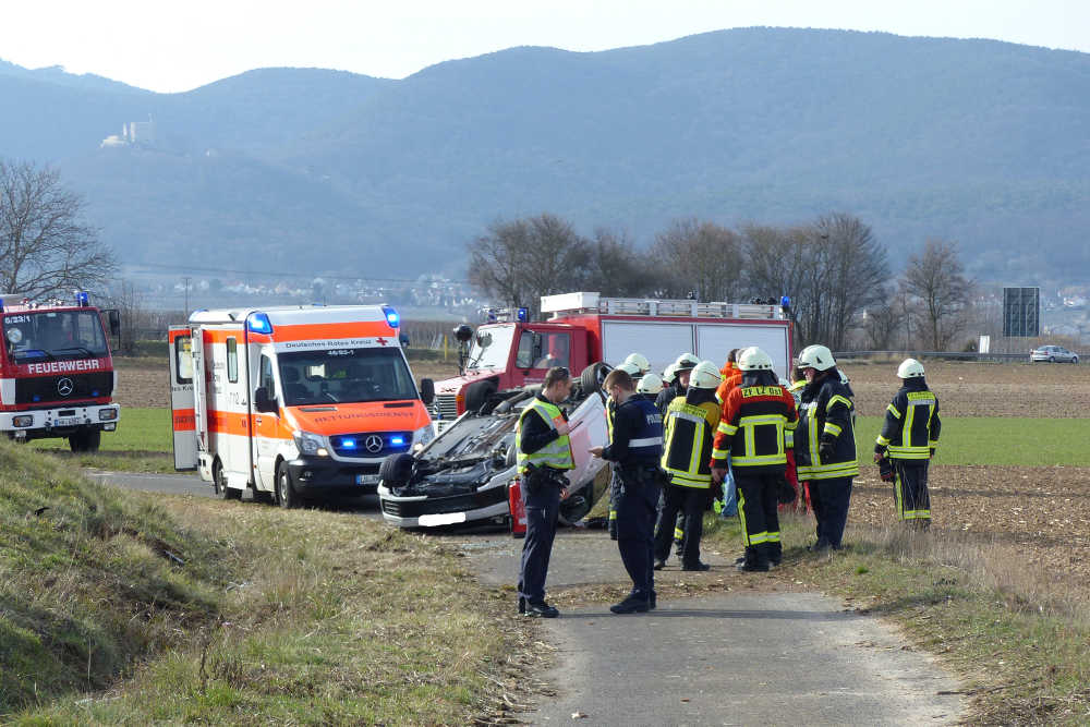 Der PKW überschlug sich und kam auf dem angrenzenden Wirtschaftsweg auf dem Dach zum Liegen (Foto: Feuerwehr Neustadt)