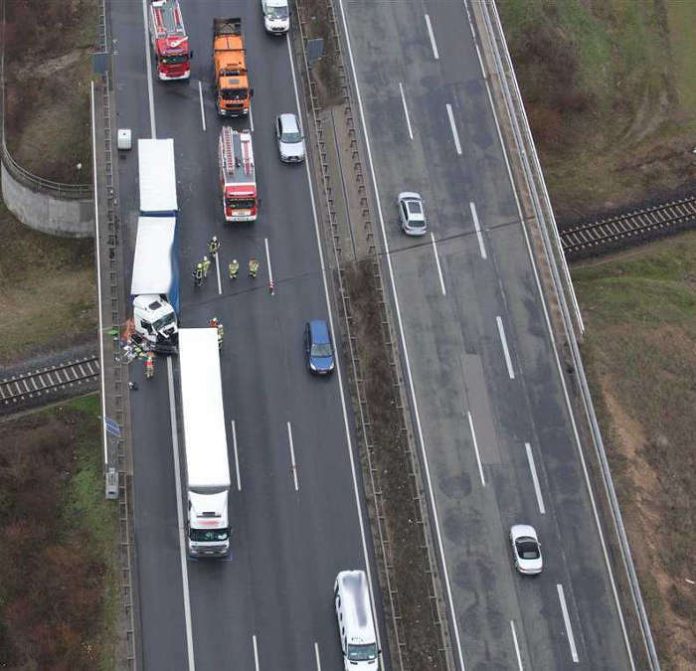 Der Verkehrsunfall aus Sicht des Polizeihubschraubers (Foto: Polizei RLP)