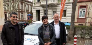 Alf Bettinger (Fachbereichsleiter der Stadt), Beigeordnete Waltraud Blarr stadtmobil-Mitarbeiter Dieter Netter vor dem CarSharing-Auto an der neuen Station „Hetzelstr. 1“ in Neustadt 2. Yaris Hybrid an der Station "Hetzelstr. 1" (Foto: Stadtmobil Rhein-Neckar AG)