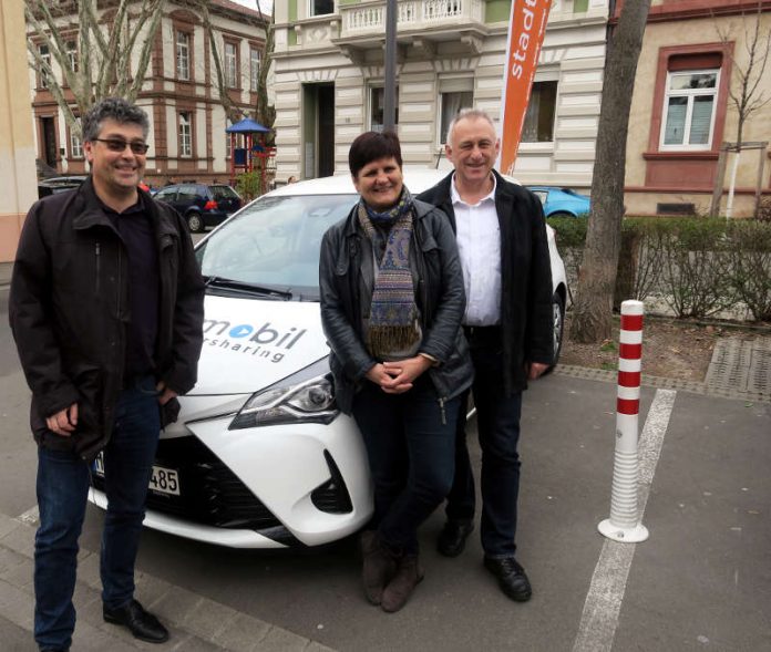 Alf Bettinger (Fachbereichsleiter der Stadt), Beigeordnete Waltraud Blarr stadtmobil-Mitarbeiter Dieter Netter vor dem CarSharing-Auto an der neuen Station „Hetzelstr. 1“ in Neustadt 2. Yaris Hybrid an der Station 