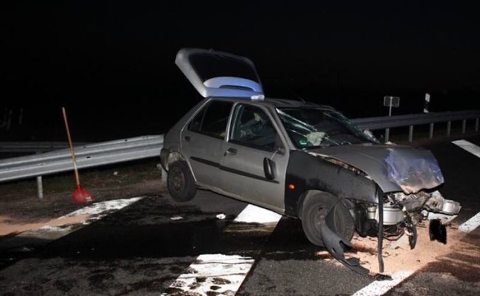 Schwerer Verkehrsunfall infolge Müdigkeit, Fahrzeugführer eingeklemmt (Foto: Polizei RLP)