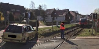 Ein PKW kollidierte mit einer Regionalbahn (Foto: Polizei RLP)