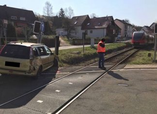 Ein PKW kollidierte mit einer Regionalbahn (Foto: Polizei RLP)