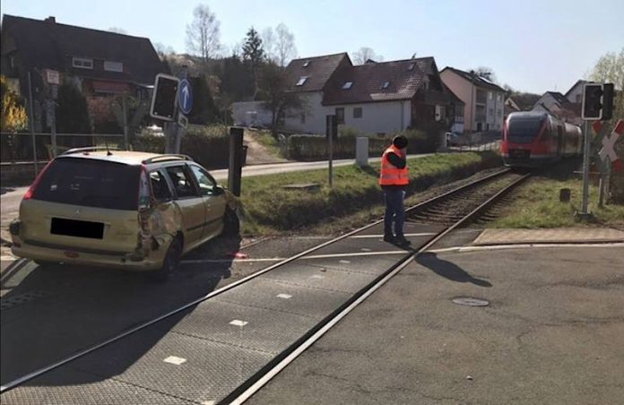 Ein PKW kollidierte mit einer Regionalbahn (Foto: Polizei RLP)