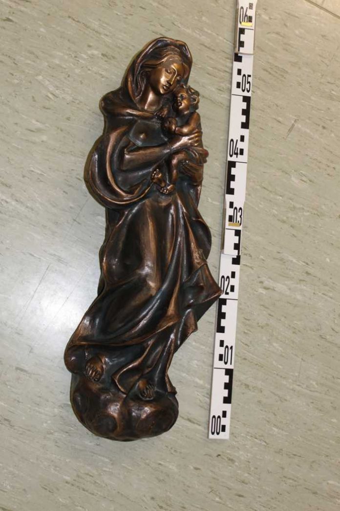Artikel: Maria-Figuren auf Parkplatz Artikel: Maria-Figuren auf Parkplatz