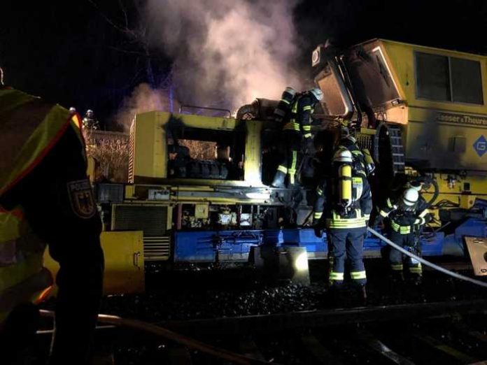 Artikel_Baumaschine auf der Bahnstrecke zwischen Hofgeismar und Hümme ausgebrannt