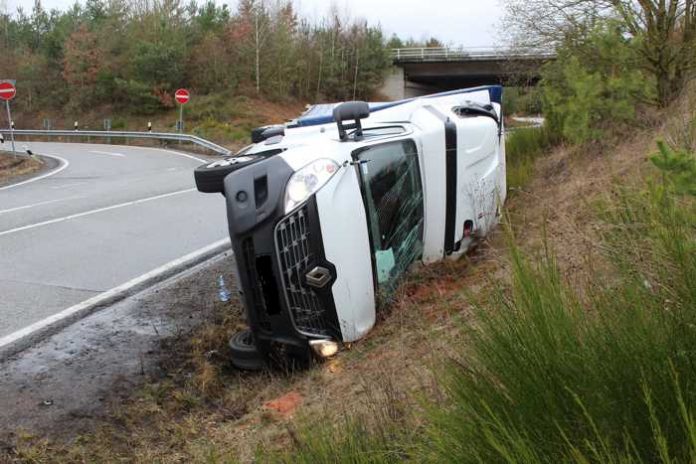 Artikel: Kleintransporter umgekippt