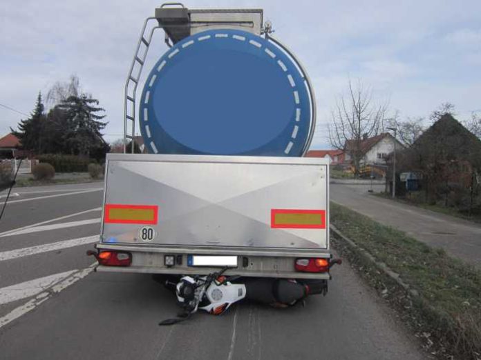 Artikel: LKW schleift Moped mit sich