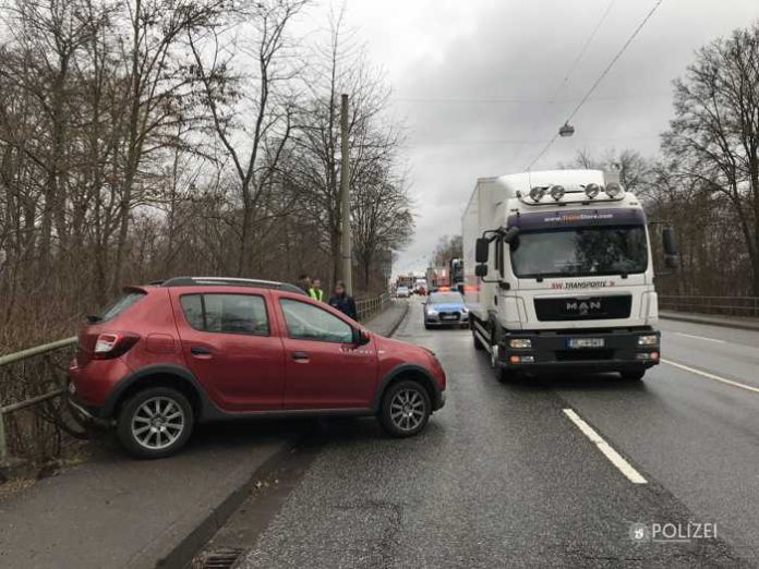 Artikel: Lastwagen kollidiert mit Pkw