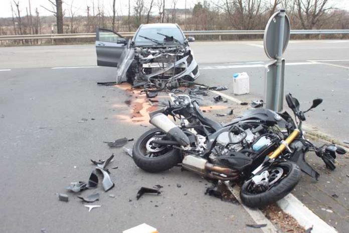 Artikel: Motorradfahrer bei Unfall lebensgefährlich verletzt