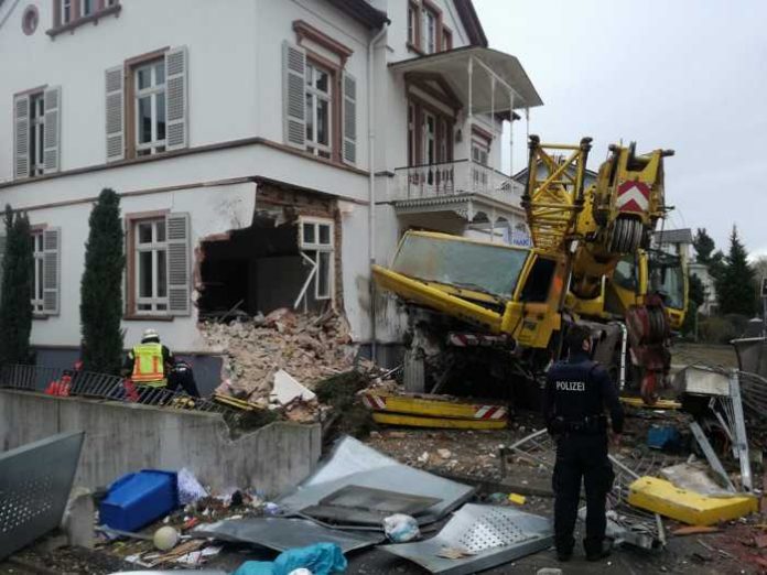 Artikel: Schwerer Verkehrsunfall mit Kranwagen Artikel: Schwerer Verkehrsunfall mit Kranwagen