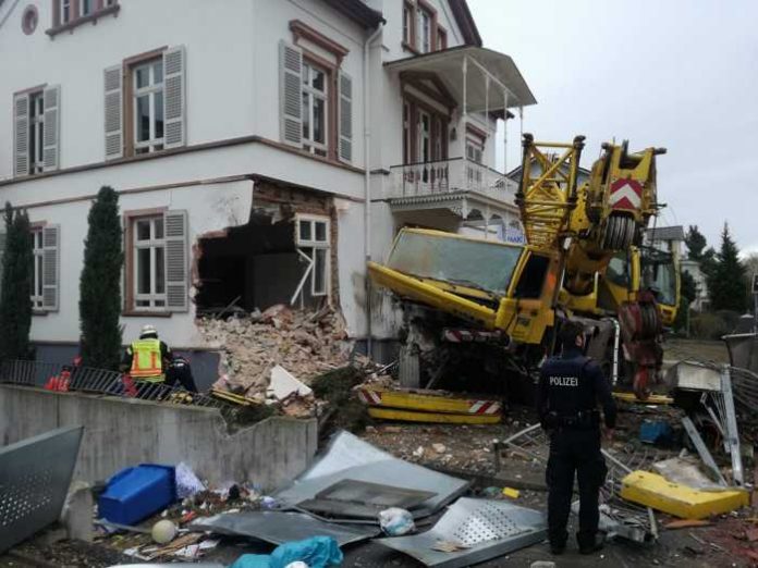 Artikel: Schwerer Verkehrsunfall mit Kranwagen