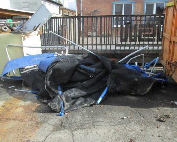 Artikel: Zug überrollt Trampolin Artikel: Zug überrollt Trampolin