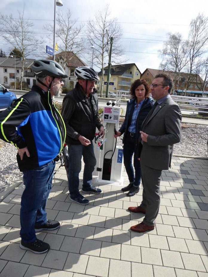 (Herbert Hess): Vertreter der Stadtverwaltung und des Ortschaftsrates weihen die RadSERVICE-Station Hoffenheim ein.