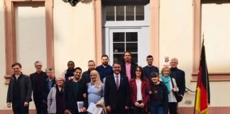 Gruppenfoto nach der Einbürgerung (Foto: Stadtverwaltung Neustadt)